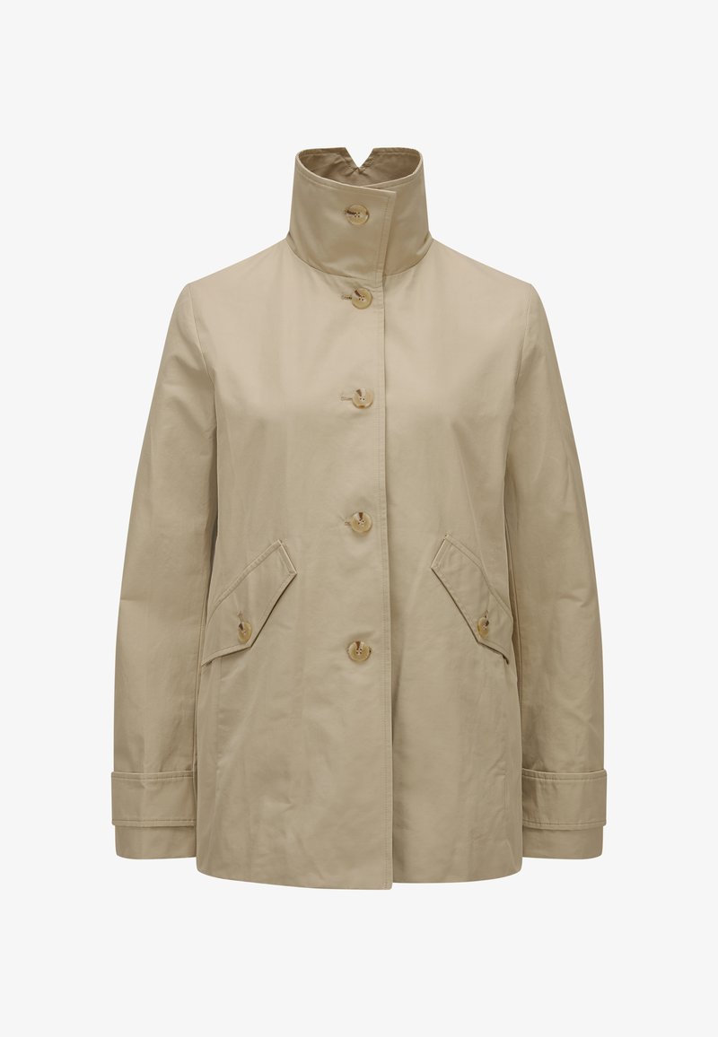 Beige Regenjacke mit hohem Kragen, zwei Fronttaschen und drei großen Knopfverschlüssen. Hergestellt aus einem leichten, glatten Stoff.