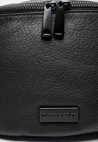 Borsa in pelle nera con superficie testurizzata, chiusura con zip e hardware nero lucido con una placca brandizzata sul davanti.