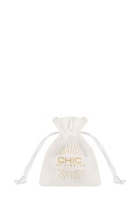 Witte stoffen zak met trekkoord en een ronde basis. Bedrukt met "CHIC BY LIRETTE" in goud, met decoratieve zonnestraalpatronen.