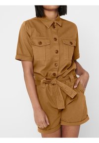 Combinaison à manches courtes en tissu coton marron, dotée d'un col avec revers et d'une ceinture à la taille pour un ajustement personnalisé.