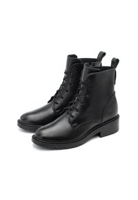 Botas de tobillo de cuero negro con un acabado suave, punta redonda y cordones en la parte delantera. Cuentan con una suela de goma duradera y texturizada, además de pestañas para facilitar el calzado.