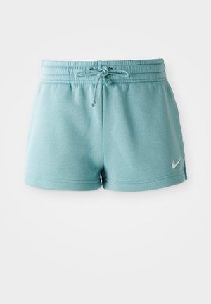 Jasnoniebieskie spodenki sportowe z elastycznym pasem i sznurkiem do regulacji, z białym logo Nike w kształcie łuku na lewej nodze.