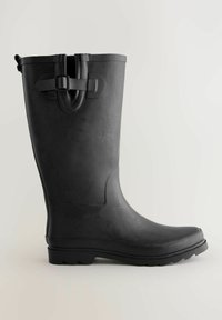 Botte de pluie en caoutchouc noir avec une surface texturée, un bout rond et un talon moulé. Présente un accent de boucle en haut pour un ajustement réglable.