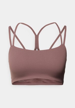 Vijolično roza kratka majica z gladkim, raztegljivim materialom, ki ima več tankih naramnic za podporo in brezšivno zasnovo brez dodatnih okraskov.