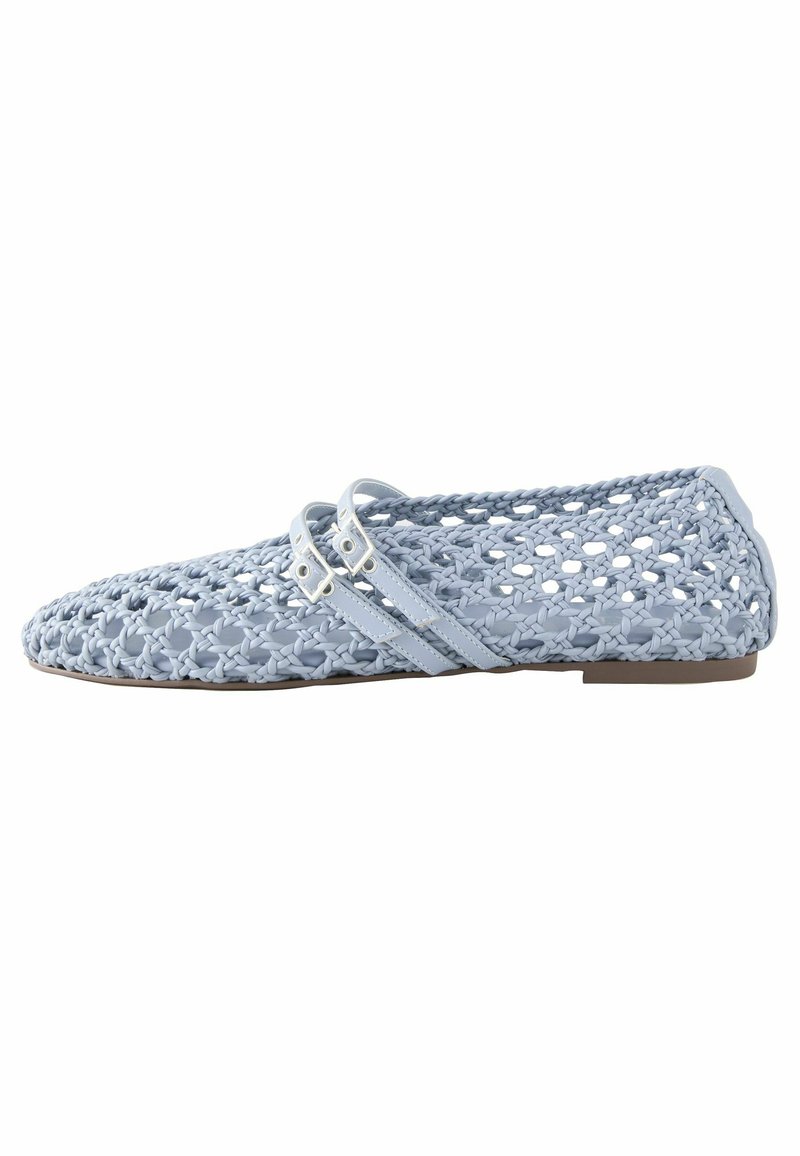 Botte plate tissée bleue avec un design ouvert, comprenant deux sangles assorties sur le dessus. Matériau en caoutchouc lisse avec un bout rond.