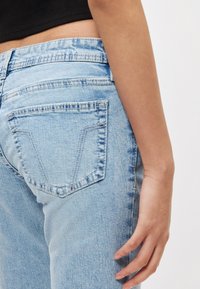 Τζιν τζιν με ανοιχτό μπλε χρώμα και στενή εφαρμογή, με δύο πίσω τσέπες και χαρακτηριστικές λεπτομέρειες ραφής. Ομαλή υφή και κλασικός σχεδιασμός.