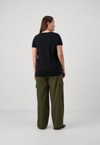 Vero Moda Curve VMMILLA FRANCIS - Triko s potiskem - black