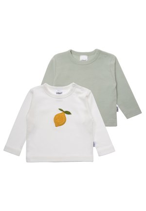 Zwei Langarm-Babyshirts: eines in Weiß mit gelber Zitronenstickerei und grünem Blatt, das andere einfarbig blassgrün, beide aus weichem Stoff.