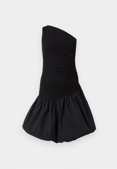 Vestido preto de um ombro só, apresentando um corpete justo e uma saia volumosa e franzida. Feito de um tecido leve e suave com um acabamento mate.