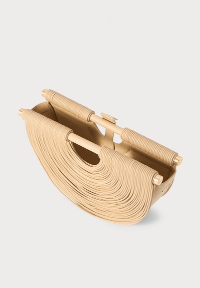 Geantă bej cu detalii spiralate, formă semi-rotundă și mânere rotunde. Fabricată dintr-un material neted cu un interior elegant.