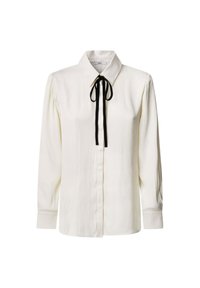 Blusa bianca a maniche lunghe con colletto e papillon nero, caratterizzata da una sobria trama e una chiusura frontale con bottoni.