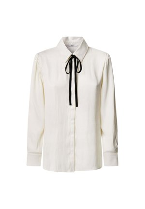 Blusa blanca de manga larga con cuello y lazo negro, que presenta una textura sutil y un diseño de botón en el frente.