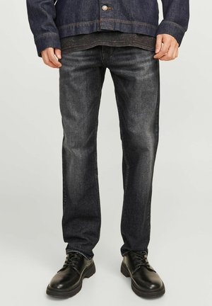 Jean en denim à lavage foncé avec une coupe droite, présentant une texture lisse, un design classique à cinq poches et des détails de surpiqûres discrets.