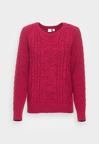 Czerwony sweter dzianinowy z teksturowanym wzorem w warkocze, okrągłym dekoltem, długimi rękawami oraz ściągaczami na mankietach i u dołu. Metka pokazuje "GAP."