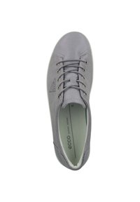 Baskets décontractées lacées gris clair avec des détails lisses et texturés, logo latéral et intérieur rembourré portant l'inscription "ECCO Danish Design".