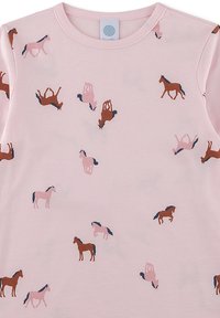 Lichtroze T-shirt met een herhaald patroon van verschillende paarden in bruin en lichtroze, met donkere manen en staarten. Soepele katoenmateriaal.