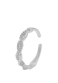 Anello d'argento con design intrecciato, caratterizzato da scintillanti pietre trasparenti lungo un lato, finitura liscia e lucida, stile con fascia aperta.