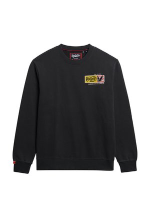 Sort sweatshirt lavet af bomuld med rund halsudskæringer. Har et farverigt "Super" label patch på forsiden og en rød detalje på ærmekanten.