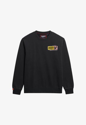 Schwarzer Sweatshirt aus Baumwolle mit rundem Halsausschnitt. Verfügt über ein farbenfrohes "Super"-Etikett auf der Vorderseite und einen roten Akzent am Ärmelbund.