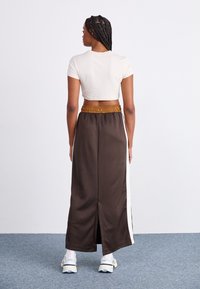 Nike Sportswear Maxiszoknya - velvet brown/light british tan