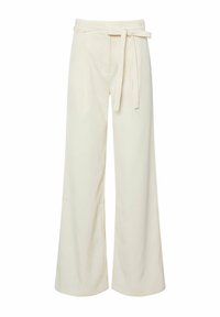 Pantalon large couleur crème avec taille haute et ceinture en tissu assorti nouée à l'avant.