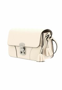 Borsa in pelle bianca con chiusura a pattina, accessori in argento e nappine decorative. Il design presenta bordi e dettagli di cucitura neri.