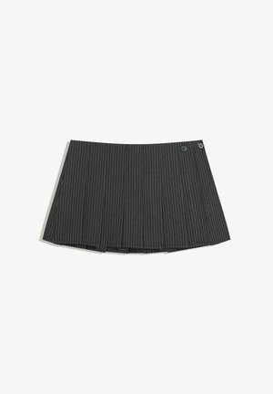 Černá sukna s pruhy a rovný střih, vybavená dvěma knoflíky v pase a skládaným designem kolem lemu. Hladká textilní struktura.