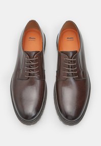 Chaussures en cuir marron avec une finition lisse, bout arrondi, design à lacets à six œillets et doublure intérieure orange contrastante.