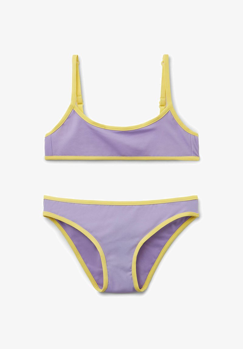 Ensemble bikini violet avec bordure jaune, comprenant un haut à encolure arrondie avec bretelles ajustables et un bas assorti taille basse.
