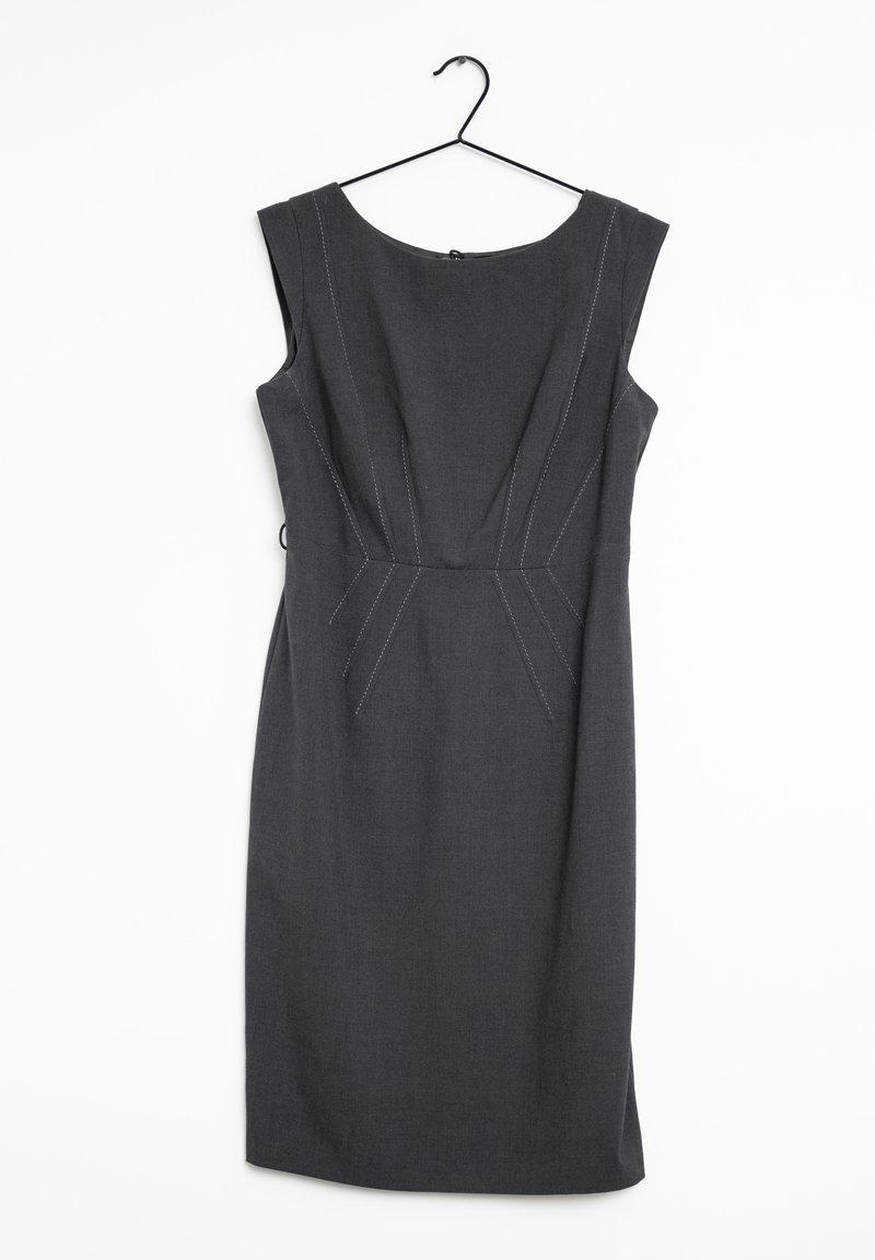 Robe sans manches gris foncé longueur genou avec détails de coutures surpiquées, suspendue à un cintre noir fin sur fond blanc.
