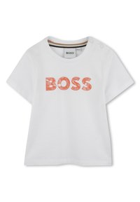 T-shirt bianca in cotone con la scritta "BOSS" in lettering arancione testurizzato, maniche corte e scollo a girocollo con dettagli a righe sul colletto.
