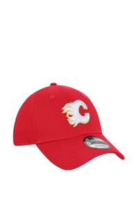 Rote Baseballmütze aus Baumwolle mit einem gebogenen Schild, das ein gesticktes Logo in Weiß und Gelb auf der Vorderseite aufweist. Verstellbarer Riemen auf der Rückseite.