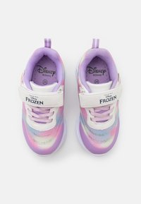 Disney Frozen Sneaker im lila, pinken und metallischen Farben, mit einem Riemenverschluss, strukturiertem Material und weicher Innenausstattung.