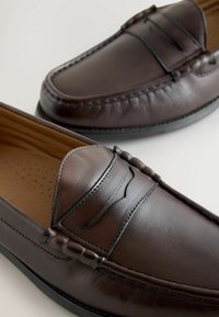 REGULAR FIT LOAFERS - Elegantné našuchovačky - brown