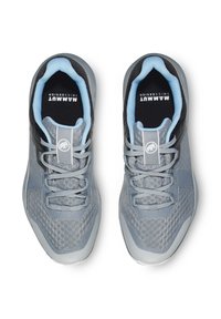Graue Athleticschuhe mit einem Mesh-Obermaterial, verstärkter Zehenkappe, akzentuiert mit hellblauen Einsätzen und Logo, ausgestattet mit flachen Schnürsenkeln und einer gepolsterten Sohle.