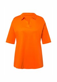 Orange kortärmad polo med krage och design med v-ringning. Tillverkad av ett mjukt, ventilerande tyg. Lätt passform med en enkel silhuett.