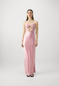 Ružová saténová večerná toaleta s bezramienkovým dizajnom, centrálne vystrihnutie a hladká textúra, s tesným strihom a dĺžkou po zem.