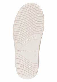 Producent: EMU Australia; biała, elastyczna gumowa podeszwa z falistym bieżnikiem, tłoczone oznaczenie „Wodoodporny” oraz szczegóły marki, płaski design.