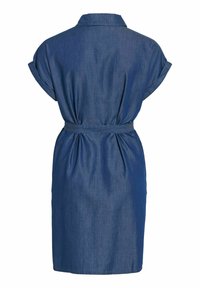 Blå denimkjole til knæet med korte opkørte ærmer, en krave og et matchende bælte, der strammer taljen, set bagfra.