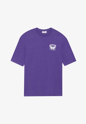 Fialové bavlnené tričko s okrúhlym výstrihom, krátkymi rukávmi a prednou grafikou bielych motýľov a textom "OBSCURE FUN."