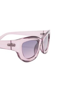 Różowe przezroczyste okulary przeciwsłoneczne w kształcie kociego oka, z gradientowymi szkłami i eleganckim designem. Charakteryzują się subtelnym mostkiem na nos oraz solidnymi bocznymi ramionami.