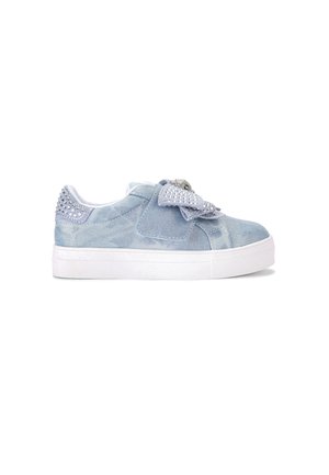 Baskets en denim bleu clair avec semelle blanche, décorées de strass au talon et d'une bride en forme de nœud sur le dessus.