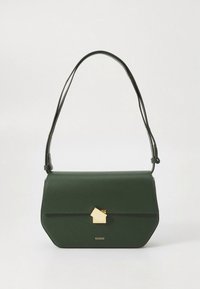 Borsa a tracolla in pelle verde con forma geometrica, chiusura a forma di casa dorata e tracolla regolabile. Caratteristiche di texture liscia e design minimalista.