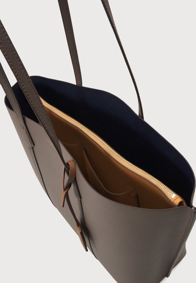 Tory Burch PERRY TRIPLE COMPARTMENT TOTE - Kandekott - clam shell