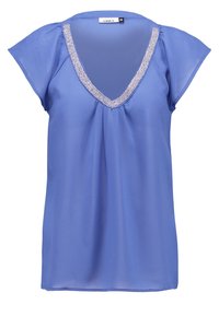 Blouse bleue à manches courtes avec encolure en V ornée d'un galon de perles argentées, légère pince devant et tissu léger.