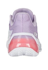 Violet spalvos sportiniai bateliai su baltais akcentais, turintys skaidrų rožinį ir violetinį vidurinį pado sluoksnį, tekstūruotą kulną ir raštuotą pado dizainą.