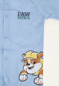 Hellblauer Regenmantel mit "PAW PATROL"-Schriftzug. Enthält einen Cartoon-Hund mit einem gelben Hut und weißen Pfoten. Glatte Textur mit Knopfverschlüssen.