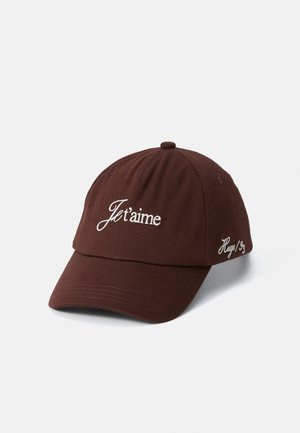 Casquette de baseball marron foncé avec texte brodé blanc « Je t'aime » sur le devant et « Hugo/93 » sur le côté.