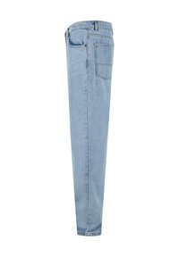 Světlé modré džíny s rovnými nohavicemi, zobrazené z boku s předními a zadními kapsami a poutky na opasek.