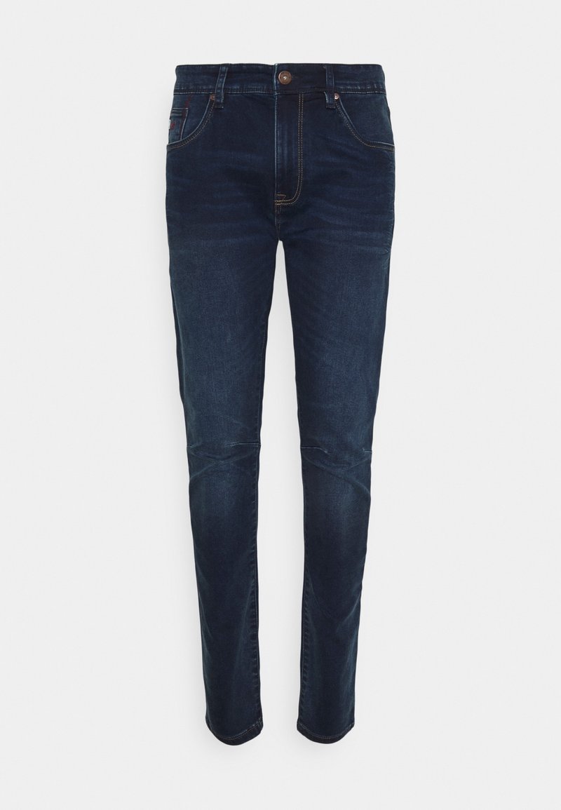 Donkerblauwe spijkerbroek met een rechte snit, contrasterende stiksels, vijf zakken en een knoop in de taille. Glad textuur en minimale vervaging.